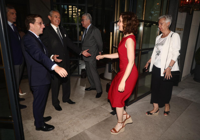 (I-D) El alcalde de Madrid, José Luis Martínez Almeida; el presidente de Europa Press, Asís Martín de Cabiedes; y la presidenta de la Comunidad de Madrid, Isabel Díaz Ayuso, a su llegada a un Desayuno Informativo de Europa Press, en el Hotel Villa Magna,