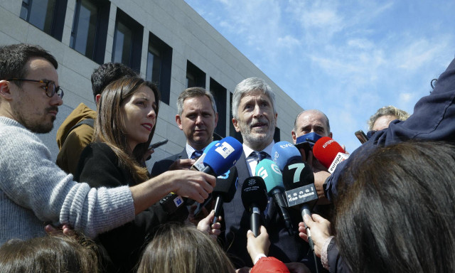 Archivo - Archivo. El ministro del Interior, Fernando Grande-Marlaska, interviene ante los medios de comunicación a su llegada a la inauguración de la nueva comisaría de Policía Nacional en Ribeira, a 22 de abril de 2022, en Ribeira, A Coruña, Galicia.