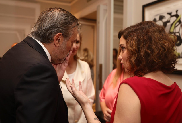 El consejero de Presidencia, Justicia e Interior de la Comunidad de Madrid, Enrique López, y la presidenta de la Comunidad de Madrid, Isabel Díaz Ayuso, a su llegada a un Desayuno Informativo de Europa Press