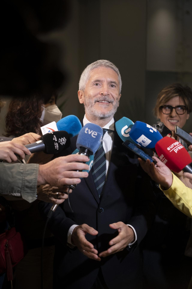 El ministro del Interior, Fernando Grande-Marlaska, en declaraciones a los medios tras participar en la inauguración de la reunión de Ameripol, en Santiago de Compostela.