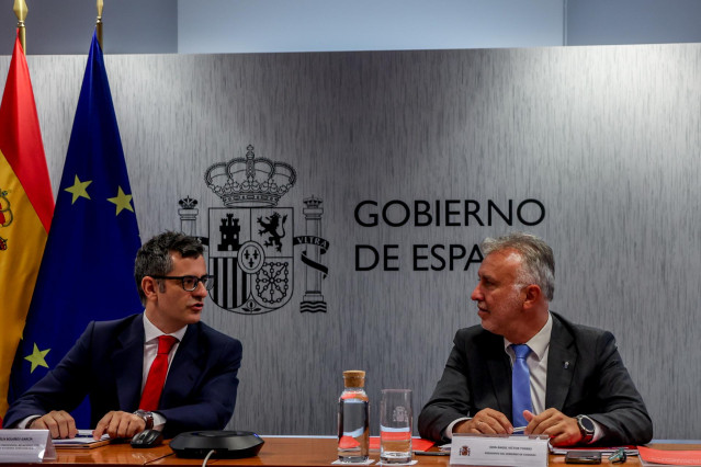 El ministro de la Presidencia, Félix Bolaños (i) y el presidente de Canarias, Ángel Víctor Torres (d), durante la reunión de la Comisión Mixta para la reconstrucción, recuperación y apoyo a la isla de La Palma, en la sede del Ministerio de la Presidencia,