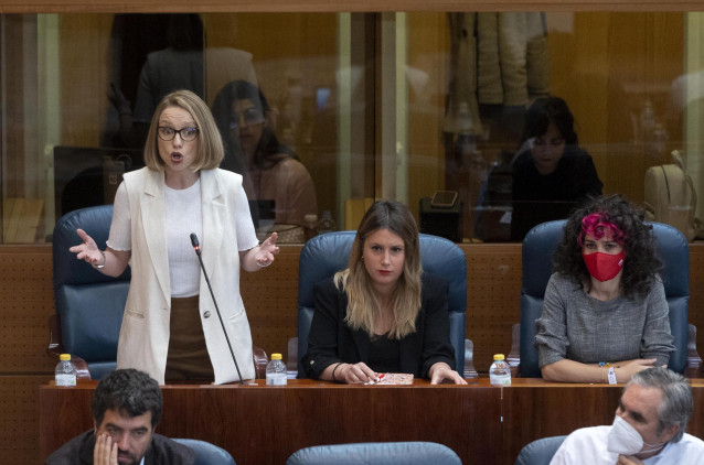 Archivo - La portavoz de Unidas Podemos en la Asamblea de Madrid, Carolina Alonso, interviene durante una sesión plenaria, en la Asamblea de Madrid, a 5 de mayo de 2022, en Madrid (España). El pleno está marcado por las preguntas de la oposición a la pres