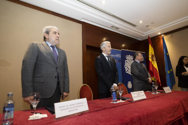 El ministro de Seguridad de Argentina, Aníbal Fernández; el ministro de Interior, Fernando Grande-Marlaska y el presidente de Ameripol, el comandante general Andrés Severino, durante la cumbre de Ameripol, en Eurostar Gran Hotel, en Santiago de Compostela