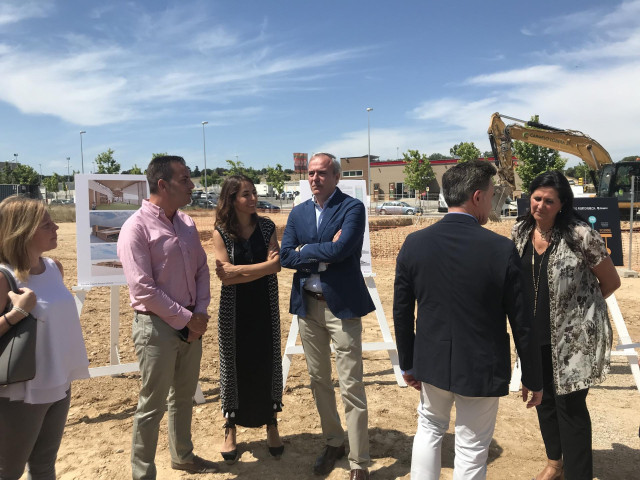 El alcalde de Zaragoza, en el acto de colocación de la primera piedra de la escuela infantil de Parque Venecia