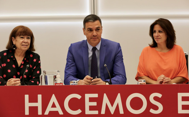 (I-D) La presidenta del PSOE, Cristina Narbona; el presidente del PSOE, Pedro Sánchez y la vicesecretaria general del PSOE, Adriana Lastra, en una reunión de la Ejecutiva Federal del PSOE, en la sede socialista de la calle Ferraz, a 6 de junio de 2022, en