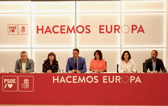 (I-D) El secretario de Organización, Santos Cerdán; la presidenta del PSOE, Cristina Narbona; el presidente del Gobierno, Pedro Sánchez; la vicesecretaria general del PSOE, Adriana Lastra; la secretaria de Educación, Formación Profesional, Mª Luz Martínez