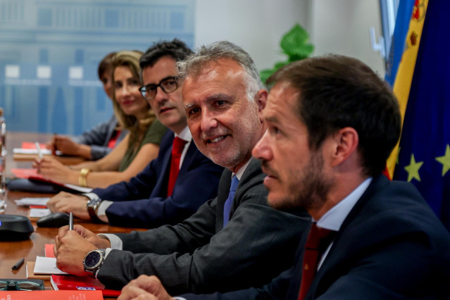 (I-D) La ministra de Tranportes, Movilidad y Agenda Urbana, Raquel Sánchez; el ministro de la Presidencia, Félix Bolaños; el presidente de Canarias, Ángel Víctor Torres y el presidente del Cabildo de La Palma, Mariano Hernández Zapata, durante la reunión