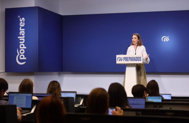 La secretaria general del PP y portavoz del GPP en el Congreso, Cuca Gamarra, interviene en una rueda de prensa tras la reunión del Comité de Dirección, en la sede nacional del PP, a 6 de junio de 2022, en Madrid (España).