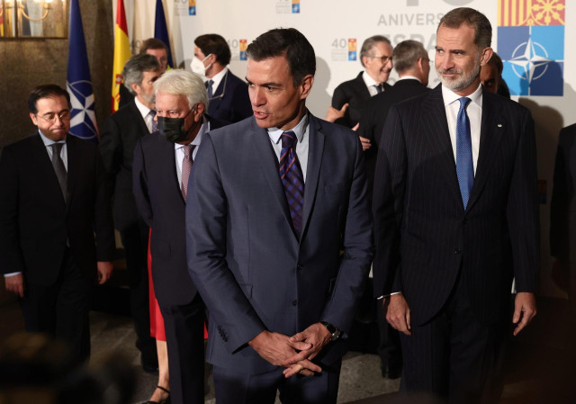 El presidente del Gobierno, Pedro Sánchez, y el Rey Felipe VI, a su llegada al Teatro Real para participar en la conmemoración del 40º Aniversario del ingreso de España en la OTAN a 30 de mayo de 2022