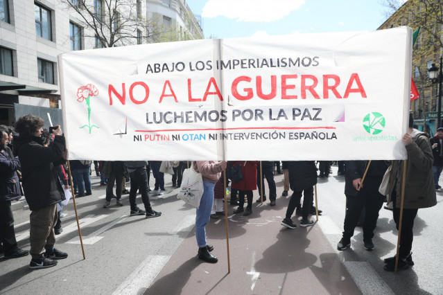 Archivo - Varias personas con una pancarta que reza 'Abajo los Imperialismos, No a la guerra, Luchemos por la Paz',participan en una marcha para pedir el cese de la guerra en Ucrania, a 3 de abril de 2022, en Madrid (España).
