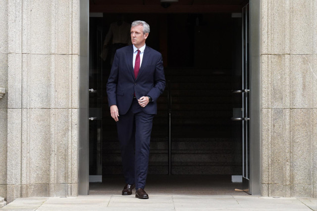 El presidente de la Xunta de Galicia, Alfonso Rueda, en la puerta de San Caetano.