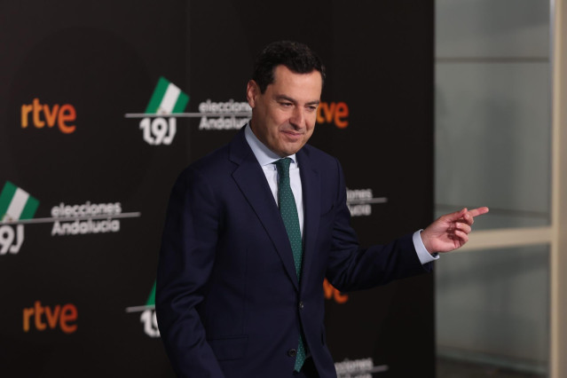 El candidato por el PP,  Juanama Moreno, en el Photocall previo al debate en RTVE entre los candidatos a la Presidencia de la Junta de Andalucía a 06 de junio del 2022 en (Sevilla, Andalucía)