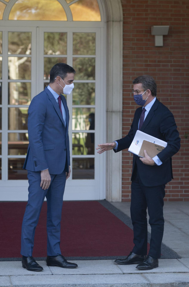 Archivo - El presidente del Gobierno, Pedro Sánchez (i), recibe al presidente nacional del PP, Alberto Núñez Feijóo (d), en La Moncloa, a 7 de abril de 2022, en Madrid (España). Se trata de la primera reunión en el Palacio de la Moncloa tras el nombramien