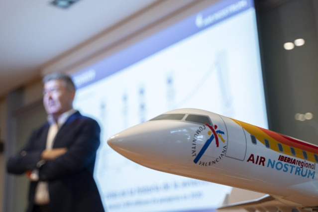 Una maqueta de un avión de Air Nostrum durante la presentación de los resultados de la compañía, en Valencia (España).