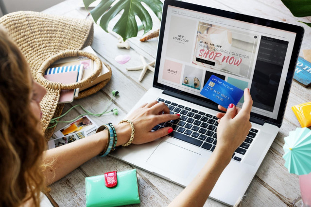 Archivo - Ecommerce, compras online por el black friday.