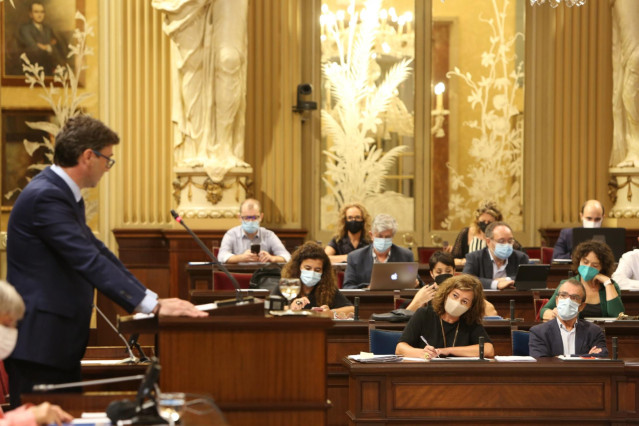 Archivo - El portavoz del Grupo Popular, Toni Costa, se dirige a la presidenta del Govern, Francina Armengol.