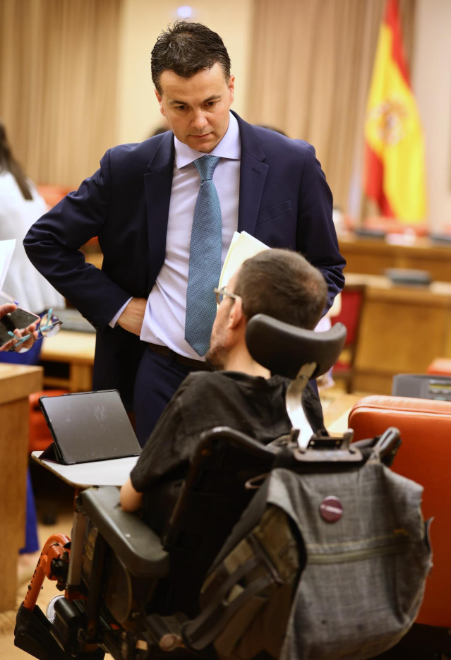El portavoz del PSOE en el Congreso, Héctor Gómez (i), y el portavoz de Unidas Podemos en el Congreso, Pablo Echenique, conversan en una Junta de Portavoces en el Congreso