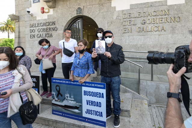 Familiares de las víctimas del Villa de Pitanxo ante la Delegación del Gobiernoen A Coruña.