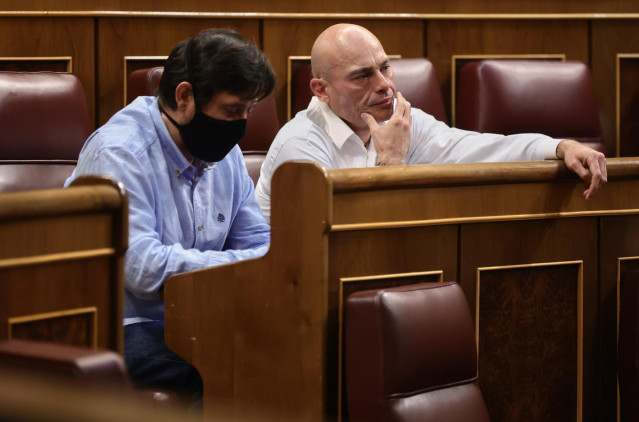 El diputado y secretario general de Unidas Podemos, Txema Guijarro (d), durante una sesión plenaria en el Congreso
