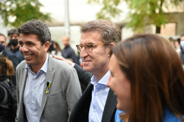 Archivo - El presidente del Partido Popular, Alberto Núñez Feijóo (c), acompañado del presidente del PPCV, Carlos Mazón, y la secretaria general del PPCV, María José Catalá, en una imagen de archivo