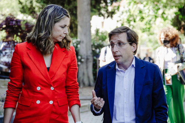 La portavoz del PSOE en el Ayuntamiento de Madrid, Mar Espinar, y el alcalde de Madrid, José Luis Martínez-Almeida