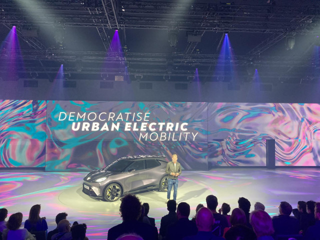 El ceo de Seat y Cupra, Wayne Griffiths, junto al Cupra UrbanRebel.