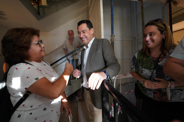 El presidente del PP de Andalucía y candidato a la reelección como presidente de la Junta de Andalucía, Juanma Moreno, en una visita a la Asociación de Vecinos San José Obrero de la ciudad de Córdoba