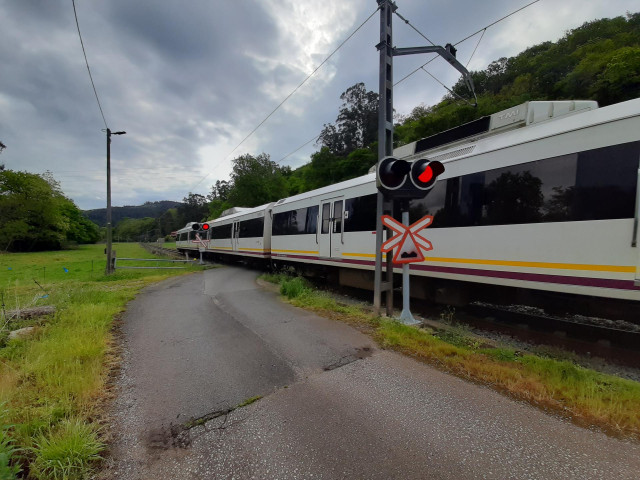 Archivo - Tren de Cercanías en Cantabria