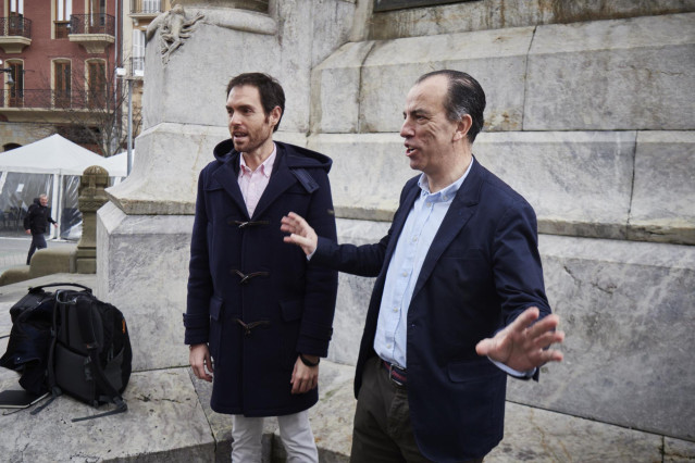 Archivo - (I-D) Los diputados Sergio Sayas y Carlos García Adanero, tras una rueda de prensa frente al monumento a los Fueros en el Paseo de Sarasate de Pamplona.