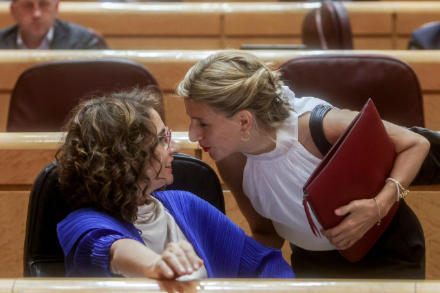 La vicepresidenta segunda del Gobierno y ministra de Trabajo, Yolanda Díaz, y la ministra de Hacienda y Función Pública, María Jesús Montero, conversan en una sesión plenaria en el Senado, a 7 de junio de 2022, en Madrid (España).