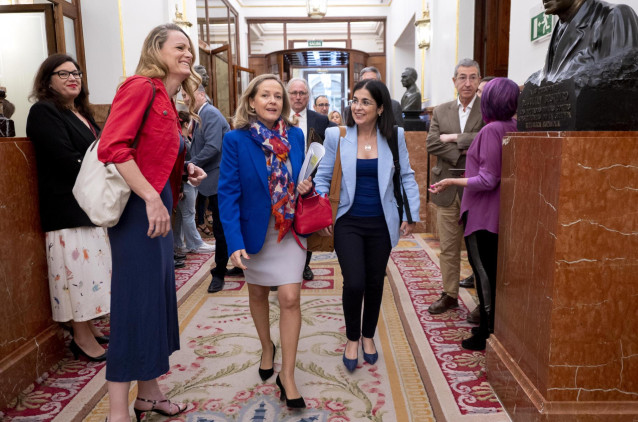 La vicepresidenta primera y ministra de Asuntos Económicos y Transformación Digital, Nadia Calviño (i), y la ministra de Sanidad, Carolina Darias (d), a su llegada a una sesión plenaria en el Congreso