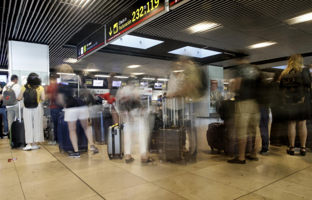 Archivo - Colas de facturación en el Aeropuerto Adolfo Suárez Madrid-Barajas.