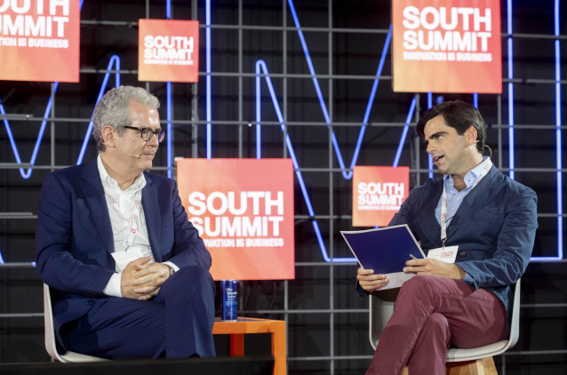 El expresidente de la Ejecutiva de Inditex, Pablo Isla (i) y el presidente de IE University, Diego del Alcázar (d), durante una charla en la primera jornada del South Summit Madrid 2022, en La Nave de Madrid, a 8 de junio de 2022, en Madrid (España). Sout