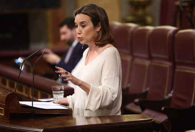La secretaria general del PP y portavoz del PP en el Congreso, Cuca Gamarra, en una sesión plenaria, en el Congreso de los Diputados, a 8 de junio de 2022, en Madrid (España). El pleno de hoy gira en torno a la votación sobre el fin de la venta de turismo