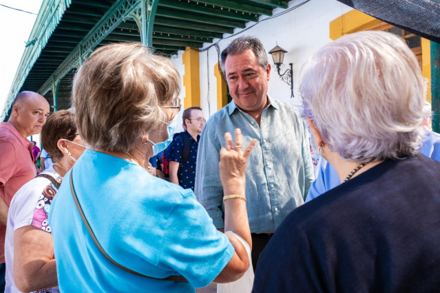 El candidato socialista a la Junta, Juan Espadas, en una visita a Baza (Granada) durante la campaña de las elecciones andaluzas.