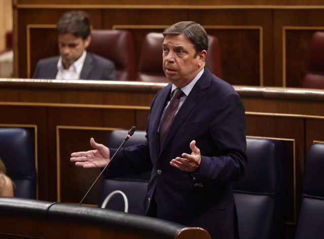 El ministro de Agricultura, Pesca y Alimentación, Luis Planas, interviene en una sesión de control al Gobierno, en el Congreso de los Diputados