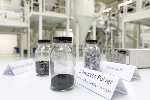 Archivo - The raw materials obtained can be reused in a closed loop recycling process.
