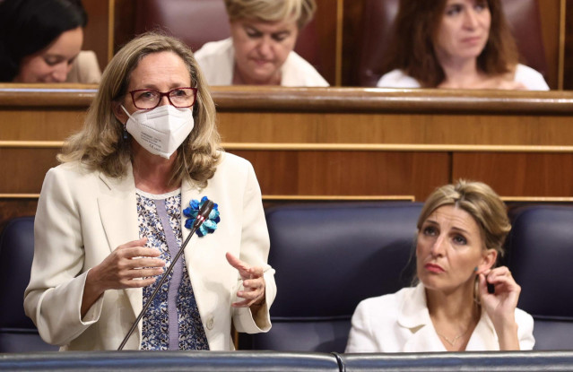 La vicepresidenta primera y ministra de Asuntos Económicos y Transformación Digital, Nadia Calviño, interviene en una sesión de control al Gobierno, en el Congreso