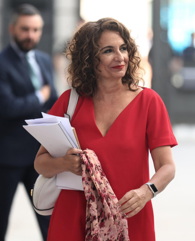 La ministra de Hacienda y Función Pública, María Jesús Montero, a su llegada a una sesión plenaria, en el Congreso de los Diputados, a 8 de junio de 2022, en Madrid (España).
