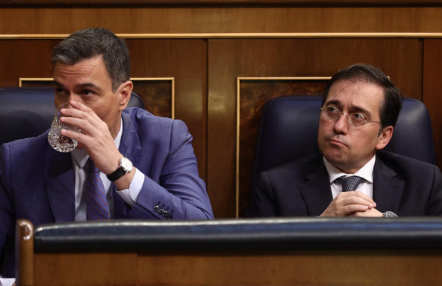 El presidente del Gobierno, Pedro Sánchez (i), y el ministro de Asuntos Exteriores, Unión Europea y Cooperación, José Manuel Albares
