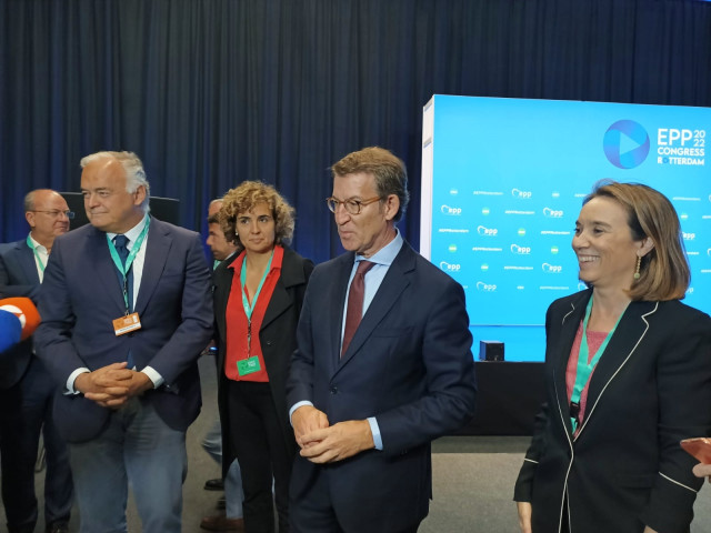 La secretaria general del PP, Cuca Gamarra; el presidente del PP, Alberto Núñez Feijóo; el vicesecretario de Institucional del PP, Esteban González Pons; y la portavoz del PP en el Parlamento Europeo, Dolors Montserrat, en el Congreso del PPE en Rotterdam