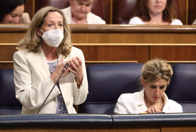 La vicepresidenta primera y ministra de Asuntos Económicos y Transformación Digital, Nadia Calviño, interviene en una sesión de control al Gobierno, en el Congreso de los Diputados, a 8 de junio de 2022, en Madrid (España). El pleno de hoy gira en torno a