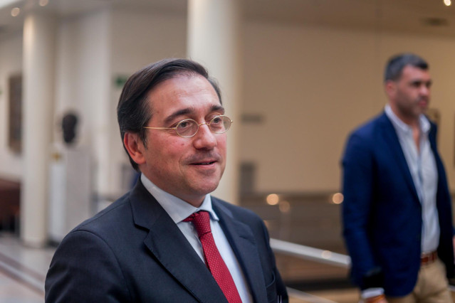 El ministro de Asuntos Exteriores, Unión Europea y Cooperación, José Manuel Albares, a su salida de una sesión plenaria en el Senado, a 7 de junio de 2022, en Madrid (España).