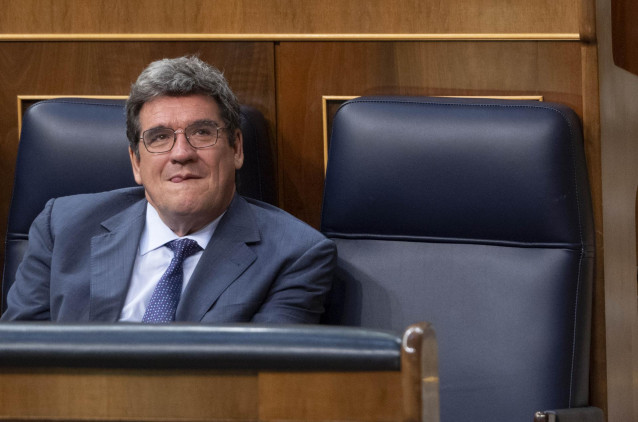 El ministro de Inclusión, Seguridad Social y Migraciones, José Luis Escrivá, durante una sesión plenaria en el Congreso