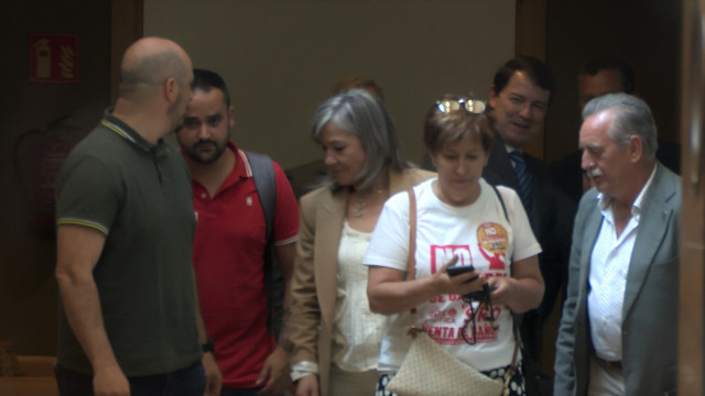 Representantes de comités de empresa de Siro y alcaldes tras la reunión con la Junta.