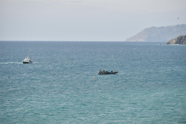 Archivo - Salvamento Marítimo y Guardia Civil durante las labores de búsqueda para localizar a una patera con migrantes en la playa de Percheles, en Murcia