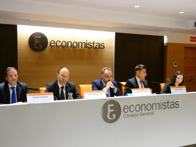 Rubén Gimeno, director del Servicio de Estudios del REAF-CGE; José María Durán, director del Instituto de Economía de Barcelona (IEB); Agustín Fernández, presidente del Registro de Economistas Asesores Fiscales (REAF-CGE);  Luis del Amo, secretario técnic