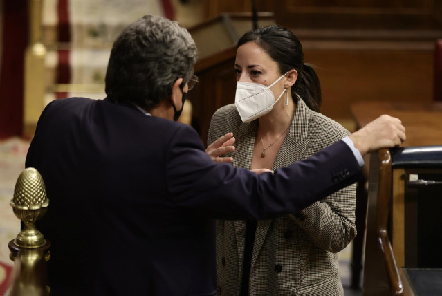 Archivo - El ministro de Inclusión, Seguridad Social y Migraciones, José Luis Escrivá, conversa con la responsable de la Secretaria Política de Podemos Andalucía y diputada, Isabel Franco, en una sesión plenaria en el Congreso