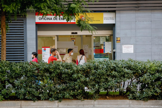 Una mujer entra en una oficina del Servicio Público de Empleo Estatal (Sepe), a 2 de junio de 2022, en Madrid (España). El número de parados registrados en las oficinas de los servicios públicos de empleo se redujo en 99.512 desempleados en mayo (-3,3%),