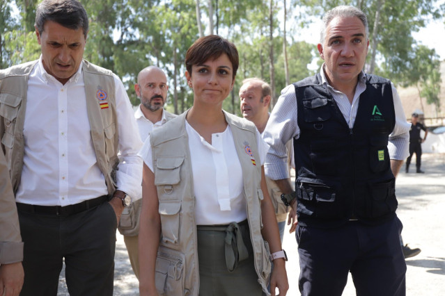 La ministra de Política Territorial y portavoz del Gobierno, Isabel Rodríguez, junto a el consejero de la Presidencia, Elías Bendodo, en el puesto de mando instalado en la zona del incendio que se ha declarado en Pujerra (Málaga) 09 de junio del 2022 en P